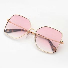 Geformte Metallsonnenbrille kundenspezifische Damen-stilvolle Lebensstil-Sonnenbrille-Frauen-Pentagons fournisseur